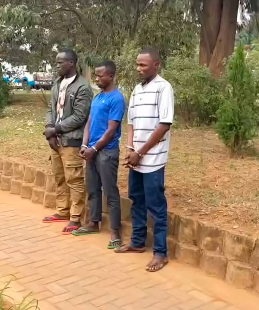 Polisi y’u Rwanda yafashe abagabo batatu bagaragaye mu mashusho bakorera umuturage igikorwa cy’ubugome